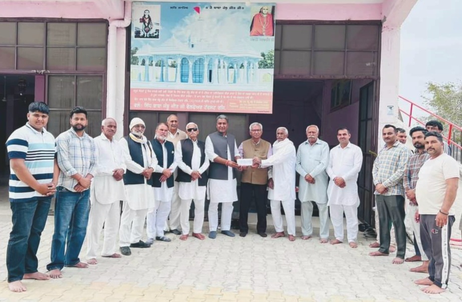 जिला अध्यक्ष अजय मंगूपुर ने भूरीवाले मालेवाल की पंचायत को लोकसभा सदस्य द्वारा भेजा गया तीन लाख रुपये का चेक दिया।